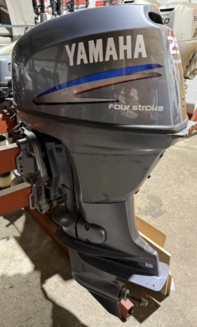 25HP YAMAHA HIGH THRUST LONG SHAFT 4 STROKE ASSISTED TILT ELECTRIC START OUTBOARD (2001 Model) image